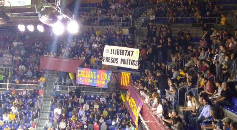 Η σιωπηλή διαμαρτυρία και το ξέσπασμα «ελευθερία» στο γήπεδο της Μπαρτσελόνα - Media
