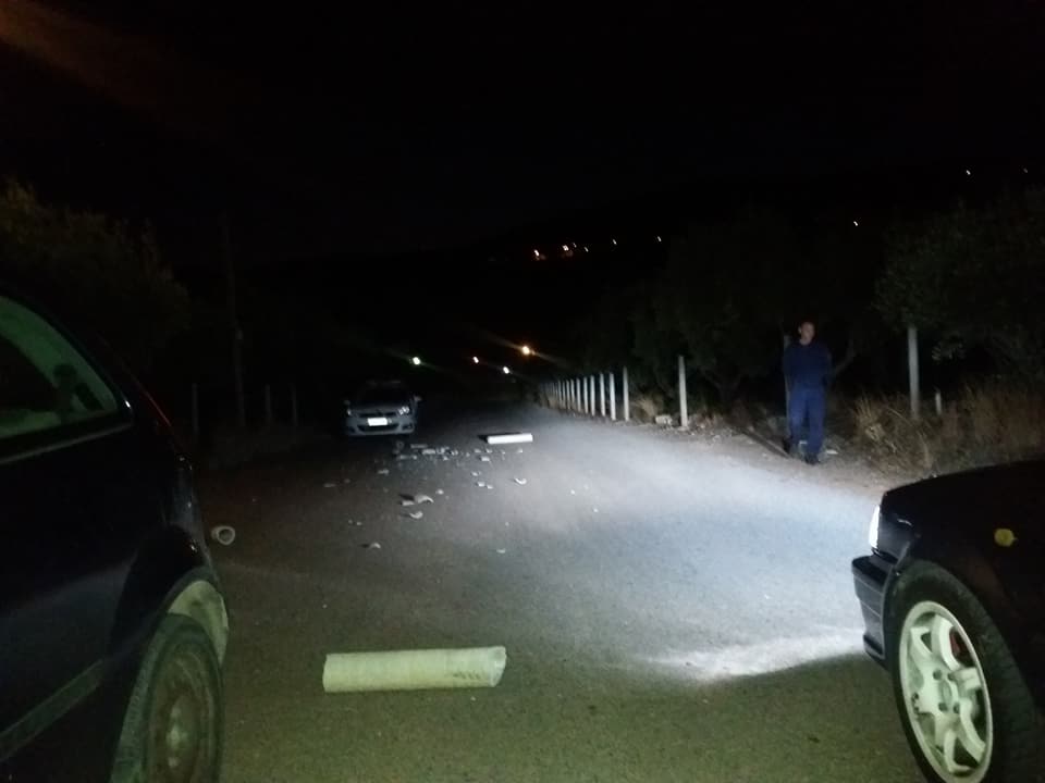 «Φάρσα» ή έγκλημα; Πέταξαν τσιμεντένια κολωνάκια στο δρόμο και προκάλεσαν ατύχημα (Photo/video) - Media