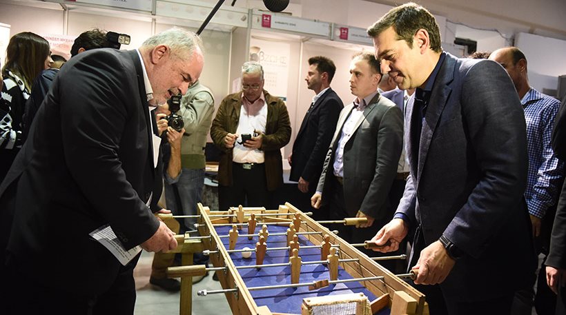 Ξύλινο ποδοσφαιράκι έπαιξε ο Τσίπρας στο Γκάζι (Photos) - Media