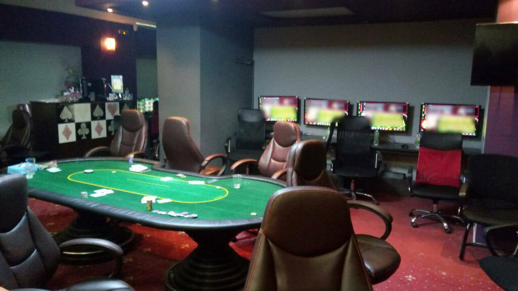 «Φρουτάκια», ρουλέτα, Blackjack – Συλλήψεις 67 παιχτών σε παράνομο καζίνο στην Αττική (Photos) - Media