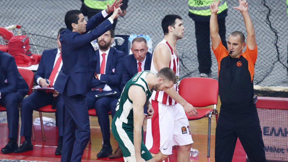 Τους γιούχαραν όλους εκτός από έναν! - Αποδοκιμασία - μήνυμα οπαδών του Ολυμπιακού μετά την ήττα στο ΣΕΦ - Media