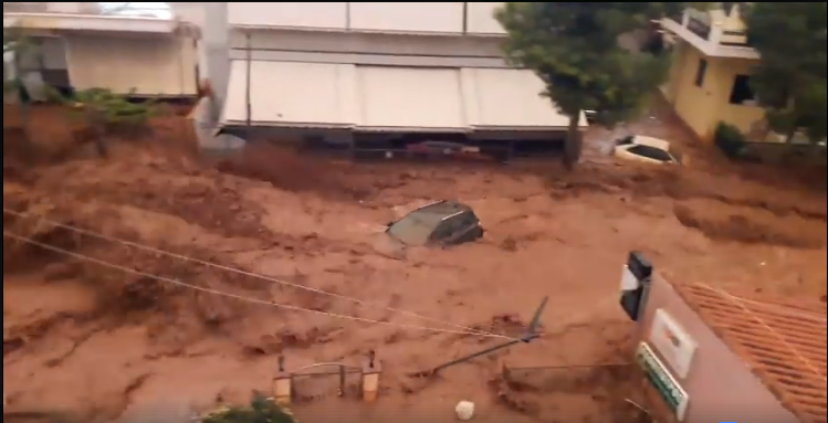 Συγκλονιστικό video: Ορμητικά νερά φτάνουν μέχρι τον 1ο όροφο και παρασύρουν αυτοκίνητα στη Μάνδρα - Media