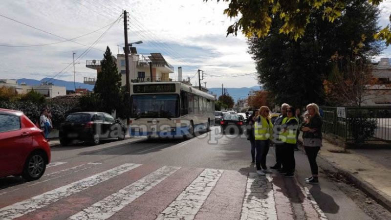 Λαμία: Αυτοκίνητο παρέσυρε 9χρονο κοριτσάκι έξω από σχολείο - Media
