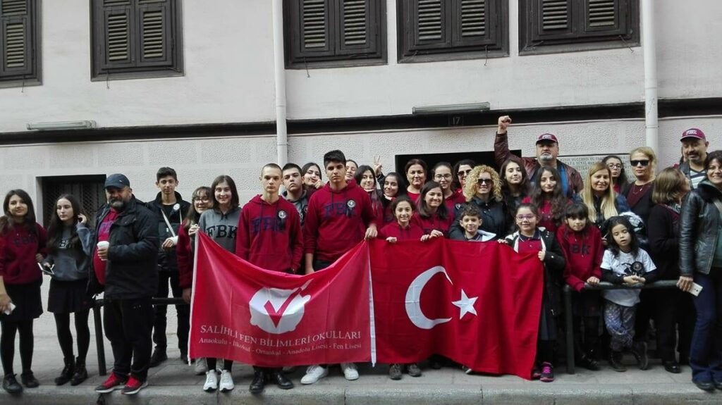 Θεσσαλονίκη: Κοσμοσυρροή στο τούρκικο προξενείο για την επέτειο θανάτου του Κεμάλ Ατατούρκ (Photos) - Media