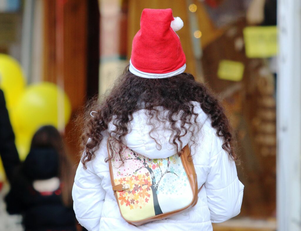 Πότε ξεκινά το εορταστικό ωράριο– Ποιες Κυριακές θα είναι ανοιχτά τα καταστήματα - Media