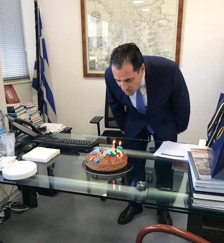 Γενέθλια έχει ο Άδωνις Γεωργιάδης -  Έσβησε κεράκια με τους συνεργάτες του (Video) - Media