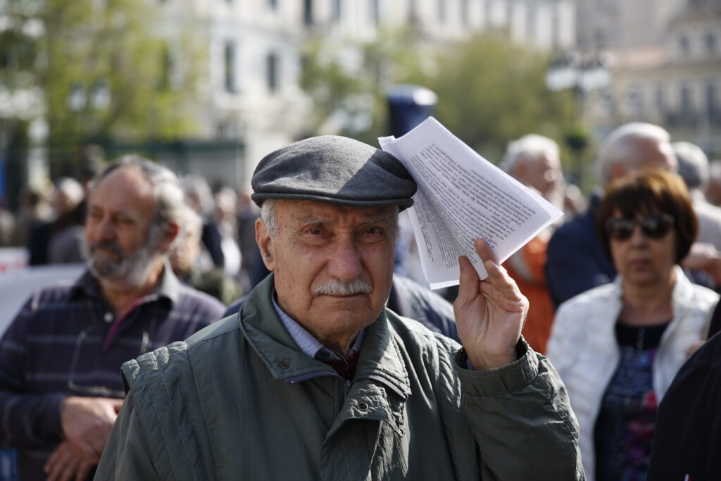 Μαζεμένες πληρωμές σε συνταξιούχους μέχρι τα Χριστούγεννα – Δείτε τις ημερομηνίες - Media