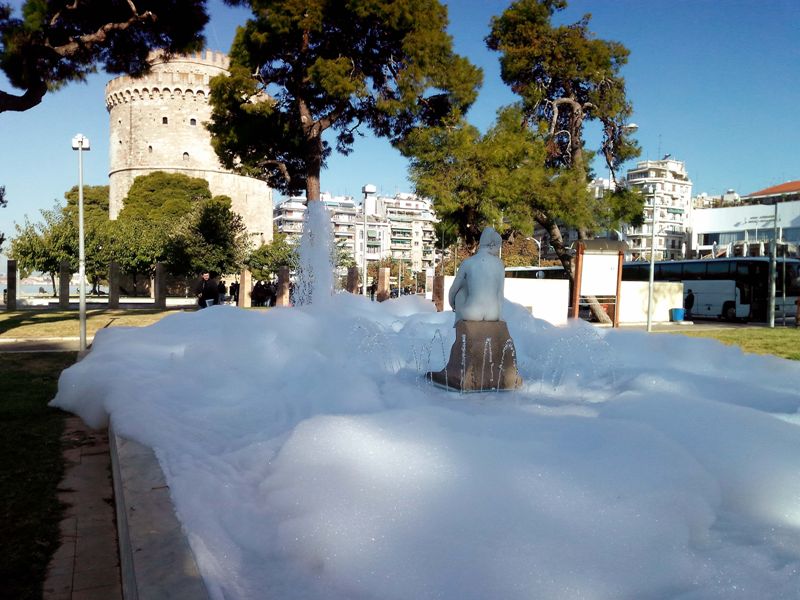 «Άφρισε» το σιντριβάνι του Λευκού Πύργου (Photos) - Media