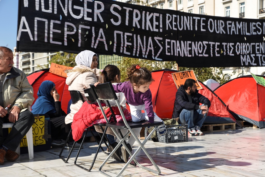Πρόσφυγες στο Σύνταγμα: «Απεργία πείνας μέχρι να επανενωθούμε με τις οικογένειές μας» - Media
