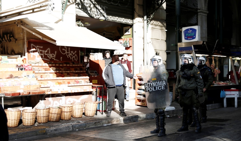 Πορεία των αντισπισιστών στο κέντρο της Αθήνας – ΜΑΤ στη Βαρβάκειο φρουρούσαν τα… κρέατα (Photos) - Media