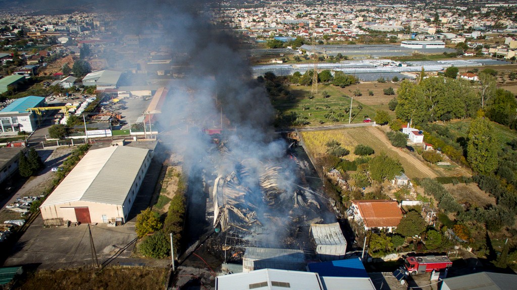 Μεγάλη πυρκαγιά σε εργοστάσιο στο Μενίδι - Ένας τραυματίας (Photos) - Media