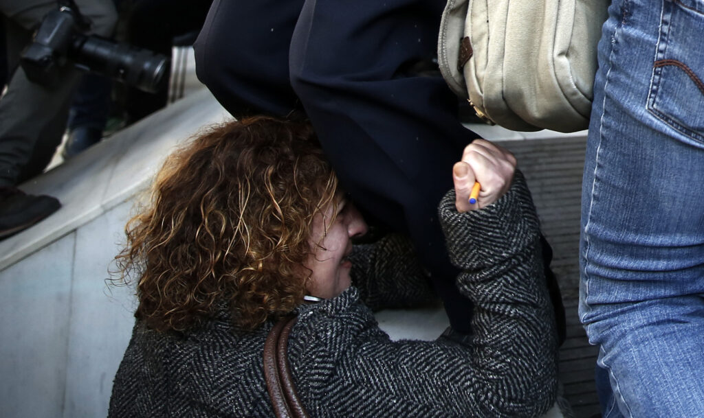 Ξυλοκόπησαν ξανά τον δολοφόνο της Δώρας  – Με στυλό η μητέρα τον «κάρφωνε» στο πρόσωπο (Photo/Video) - Media