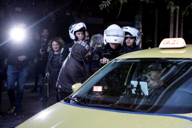 Απίστευτες σκηνές στην Ευελπίδων: Η αστυνομία εκπόνησε σχέδιο διαφυγής του δολοφόνου της 32χρονης (Video) - Media