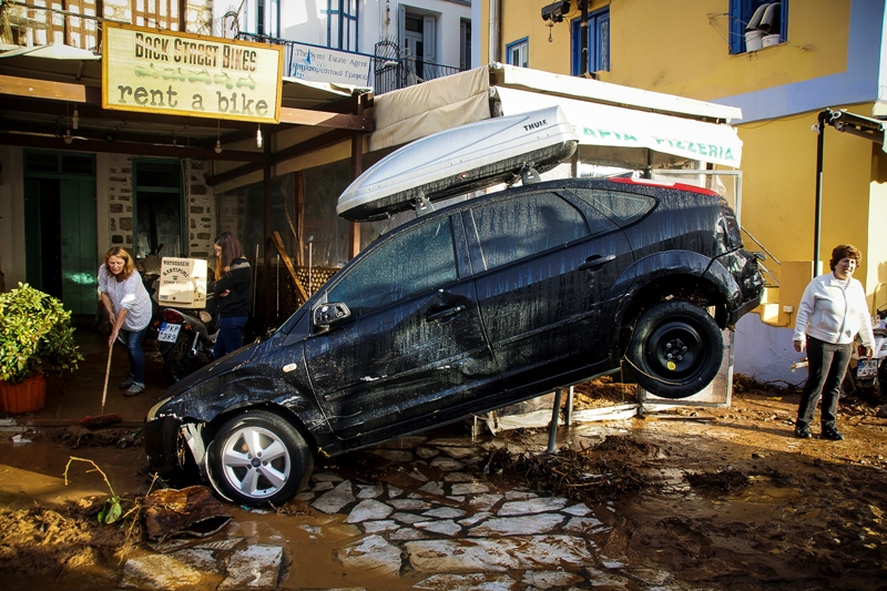 Σε κατάσταση έκτακτης ανάγκης η Σύμη – Άγνωστο αν υπάρχουν εγκλωβισμένοι στα ΙΧ που παρασύρθηκαν (Photos/Video) - Media