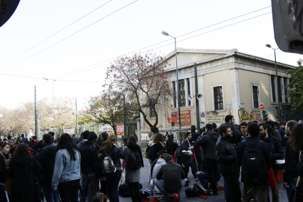 Δύο συλλήψεις μετά τα επεισόδια στο Πολυτεχνείο - Σε επιφυλακή η ΕΛ.ΑΣ λόγω κατάληψης του ιδρύματος (Photos) - Media