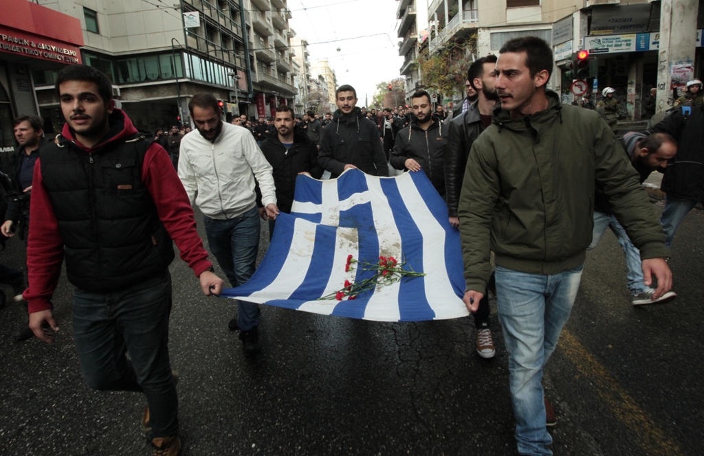 Ολοκληρώθηκε η πορεία με την αιματοβαμμένη σημαία του Πολυτεχνείου (Photos) - Media
