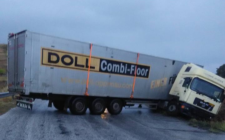 «Δίπλωσε» νταλίκα στο Δερβένι – Προβλήματα στην κυκλοφορία - Media