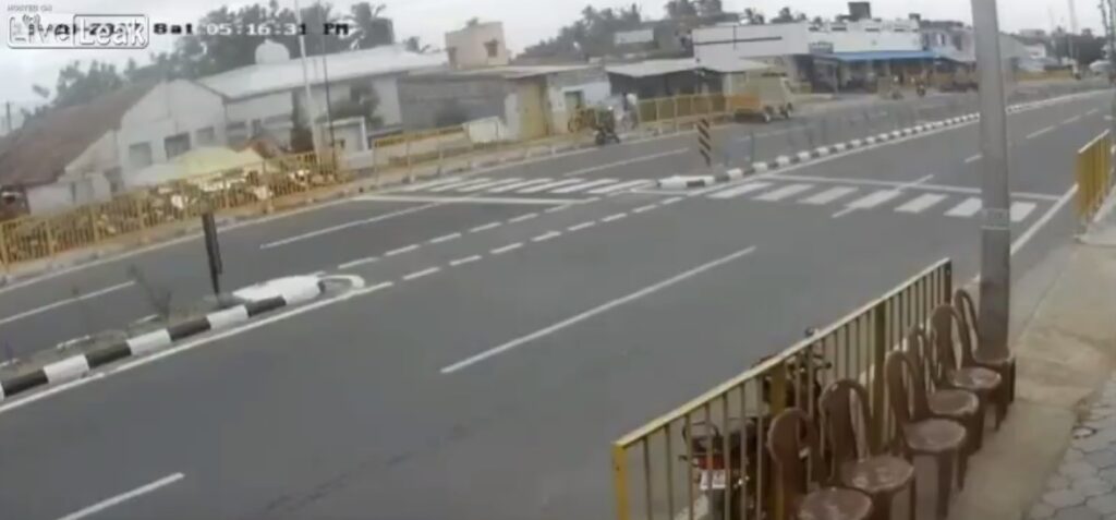 Σφοδρότατη σύγκρουση αυτοκινήτου με μηχανή σε άδειο δρόμο (Σκληρό βίντεο) - Media