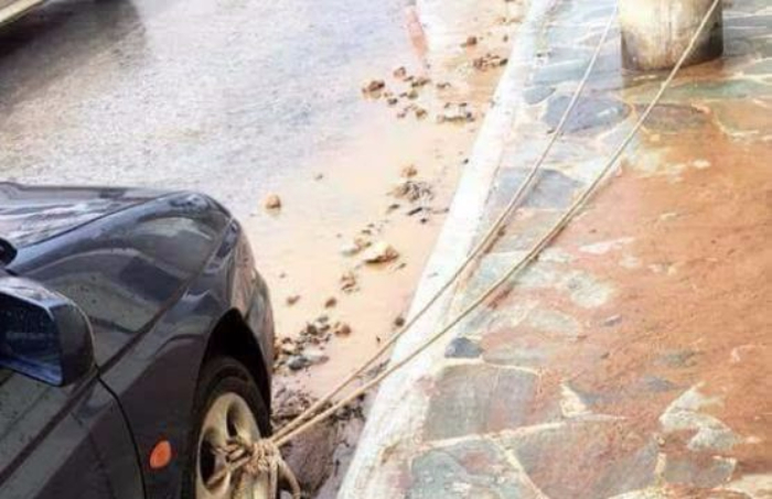 Το κωμικοτραγικό κόλπο οδηγού για να προστατεύσει το ΙΧ από τις πλημμυρες (Photo) - Media