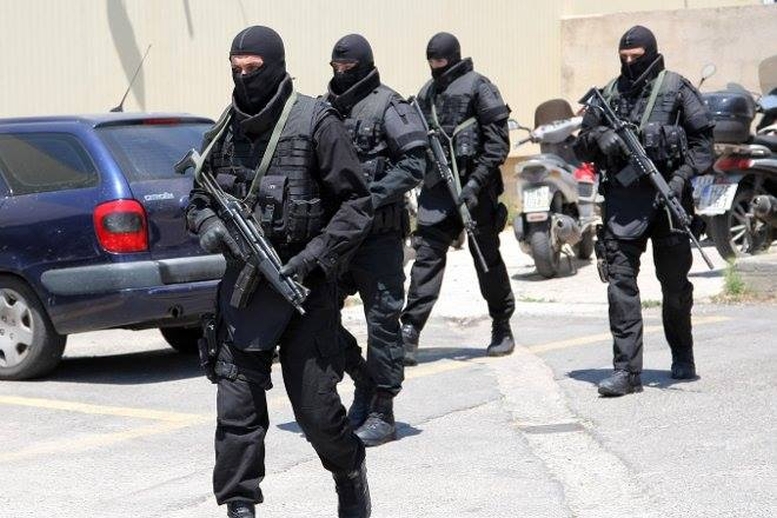 Συνελήφθη 50χρονος δραπέτης στα Σπάτα - Βρέθηκε οπλοστάσιο στο σπίτι του - Media