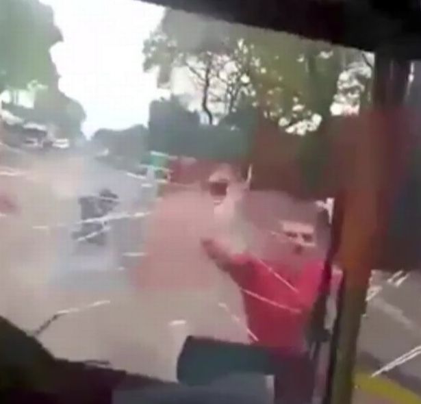 Έκανε θρύψαλα το παρμπρίζ λεωφορείου με σφυρί – Ούρλιαζαν τρομαγμένοι οι επιβάτες (Video) - Media