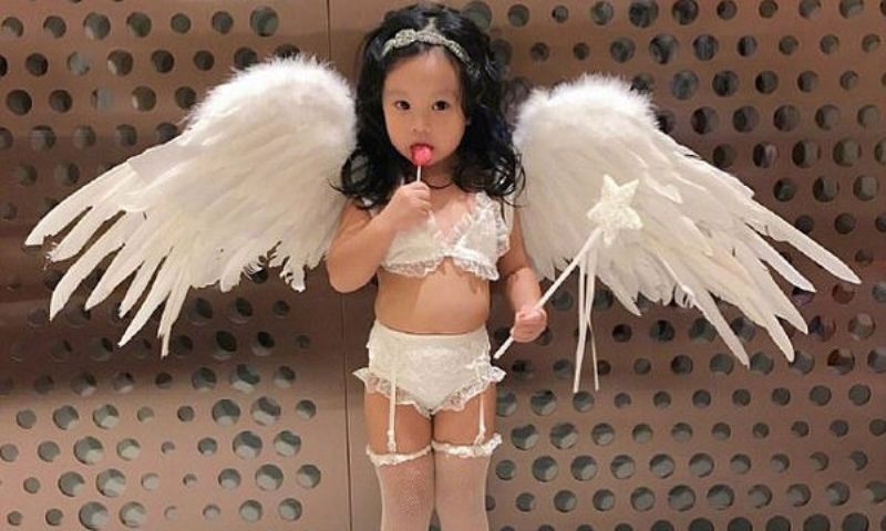 Σάλος στο διαδίκτυο: Ηθοποιός έντυσε τη 2χρονη κόρη της «αγγελάκι» της Victoria