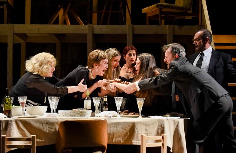 Tracy Letts: «ΑΥΓΟΥΣΤΟΣ» (August: Osage County), 2ος χρόνος σκηνοθεσία: Κωνσταντίνος Μαρκουλακης  - Media
