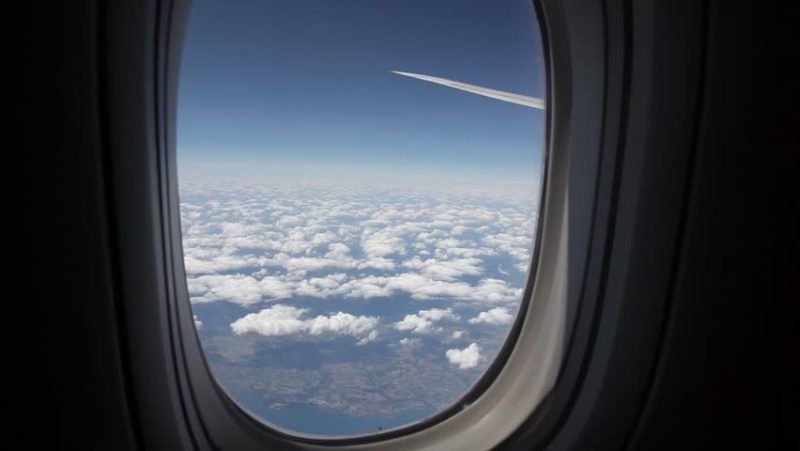 Να... ανησυχώ; - Απίστευτο βίντεο με παράθυρο αεροπλάνου που... ξεκόλλησε (Video) - Media