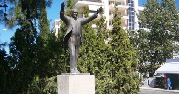 Τοποθέτησαν χαρτιά υγείας στο άγαλμα του Ανδρέα Παπανδρέου (Photo) - Media