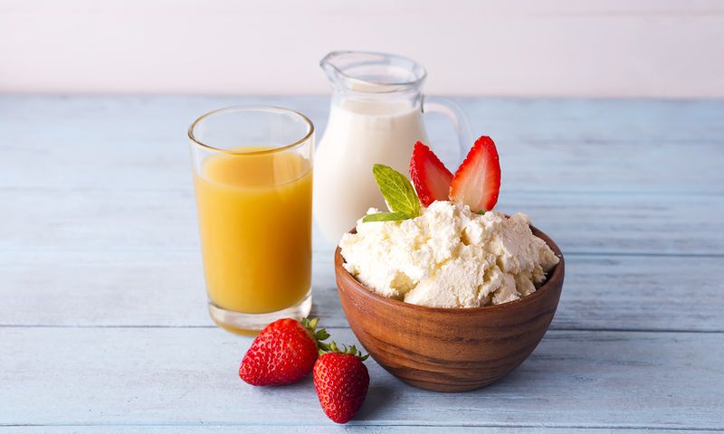 Γάλα vs χυμός πορτοκάλι: Τι είναι καλύτερο να πίνεις το πρωί - Media