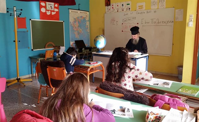 Τζουμέρκα: Χωρίς δάσκαλο το δημοτικό – Ο ιερέας παραδίδει τα μαθήματα  - Media