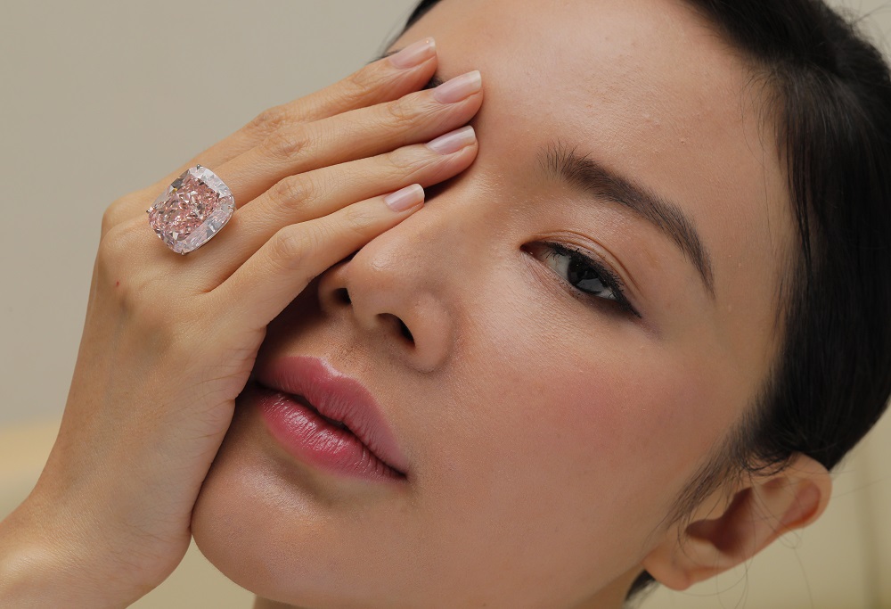 Στο «σφυρί» το μεγαλύτερο ροζ διαμάντι στον κόσμο (Video) - Media