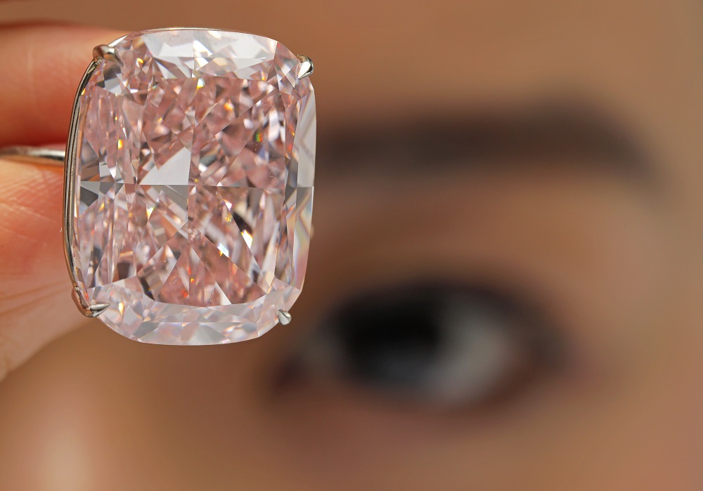 Σε τιμή ρεκόρ πωλήθηκε το μεγαλύτερο διαμάντι που έχει βγει στο σφυρί - Media