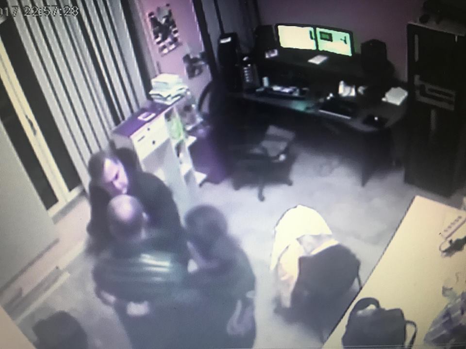 Βρισιές και ξύλο μεταξύ καλεσμένων σε τηλεοπτικό κανάλι (Photos)  - Media Gallery 5