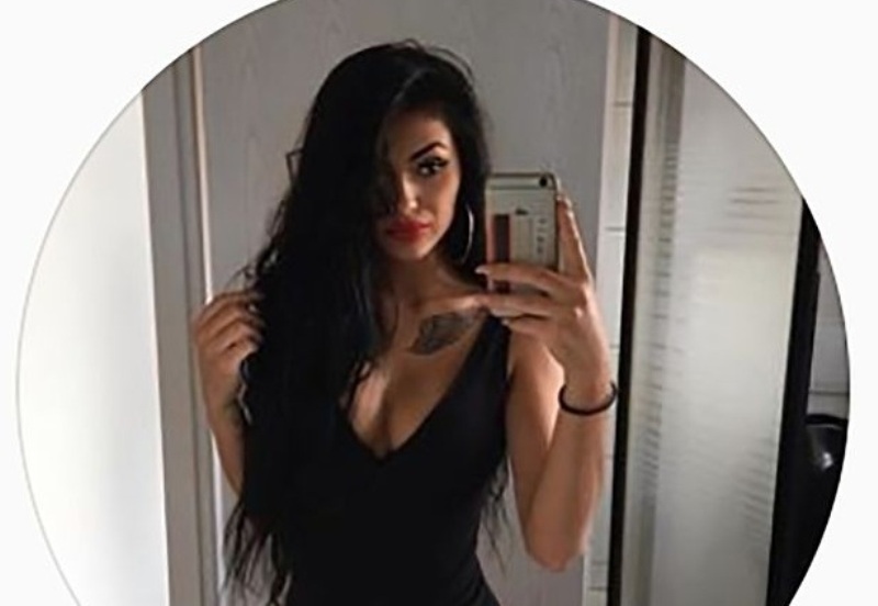 Δεν πίστευε στα μάτια της: Μια άλλη γυναίκα τραβούσε φωτογραφίες μέσα στην κρεβατοκάμαρά της! (Photos) - Media