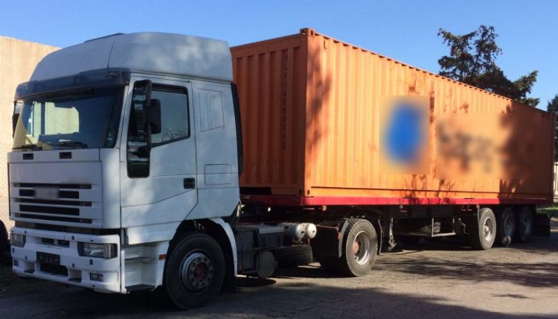 Έλληνες οδηγοί έκρυβαν σε φορτηγό ψυγείο 15 μετανάστες - Media