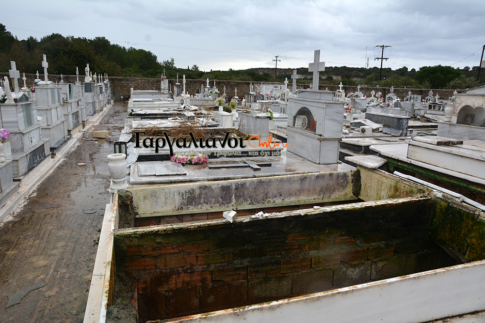 Γαργαλιάνοι: Ανεμοστρόβιλος άνοιξε τους τάφους - Φάνηκαν τα φέρετρα στο νεκροταφείο - Media Gallery 3