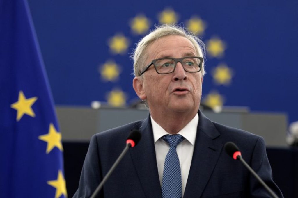 Spiegel: Ο Ο Γιούνκερ θέλει να χαλαρώσει τα κριτήρια της Ευρωζώνης για το χρέος - Media
