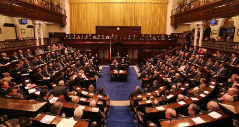 Οργή στην Ιρλανδία: Βουλευτές παίρνουν 418.000 ευρώ το μήνα κι έχουν συνεδριάσει για... 45 λεπτά - Media