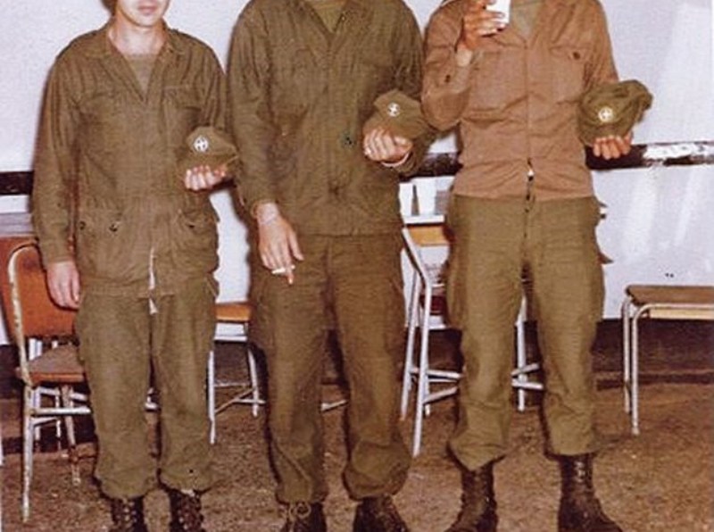 Δεν θα πιστέψετε ποιος είναι ο «ψηλός» με τα χακί... (Photo) - Media