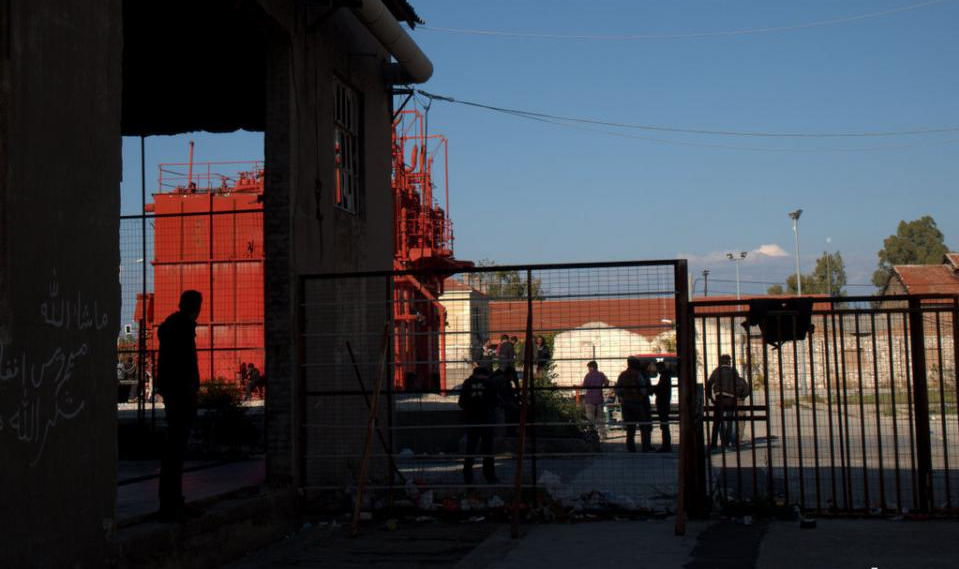 Πάτρα: Κρούσματα ψώρας σε μετανάστες που μένουν σε παλιά εργοστάσια (Photo) - Media