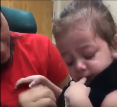 Συγκινεί η αντίδραση κοριτσιού που γεννήθηκε τυφλό και βλέπει για πρώτη φορά [βίντεο] - Media