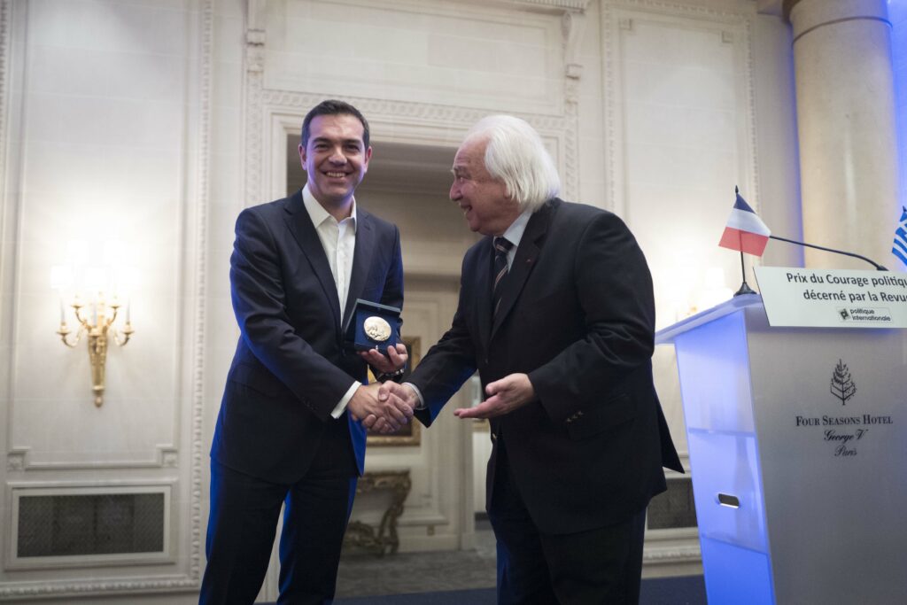 Βραβεύθηκε για το πολιτικό του σθένος ο Αλέξης Τσίπρας (Photos/Video) - Media