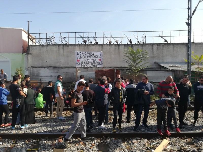 Λάρισα: Συμβολικός αποκλεισμός των σιδηροδρομικών γραμμών μετά το θάνατο 10χρονου αγοριού (Photos) - Media