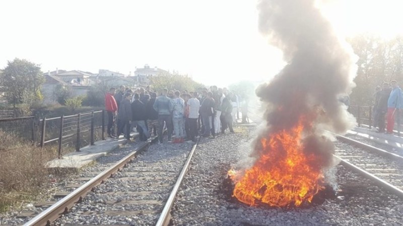 Κατάληψη σιδηροδρομικών γραμμών από κατοίκους στη Λάρισα - Media
