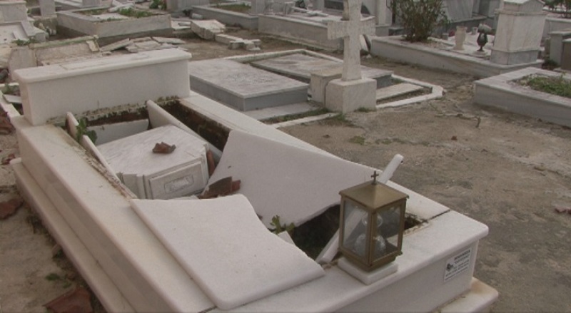 Κέρκυρα: Εικόνες καταστροφής στη Λευκίμμη – Ο ανεμοστρόβιλος «άνοιξε» τους τάφους (Photos) - Media