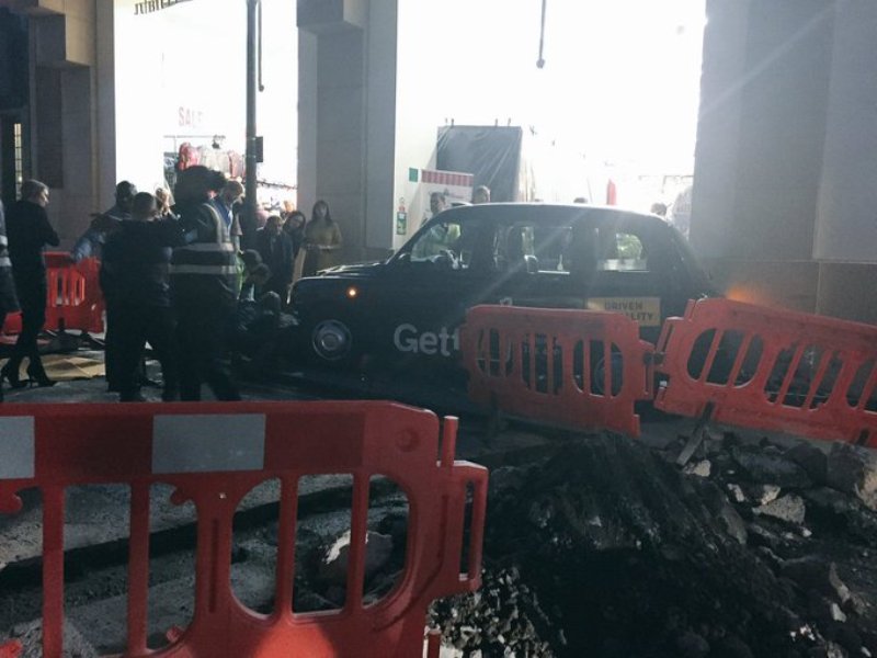 Τρόμος στο Λονδίνο: Ταξί πέφτει πάνω σε πεζούς (Photo, Video) - Media