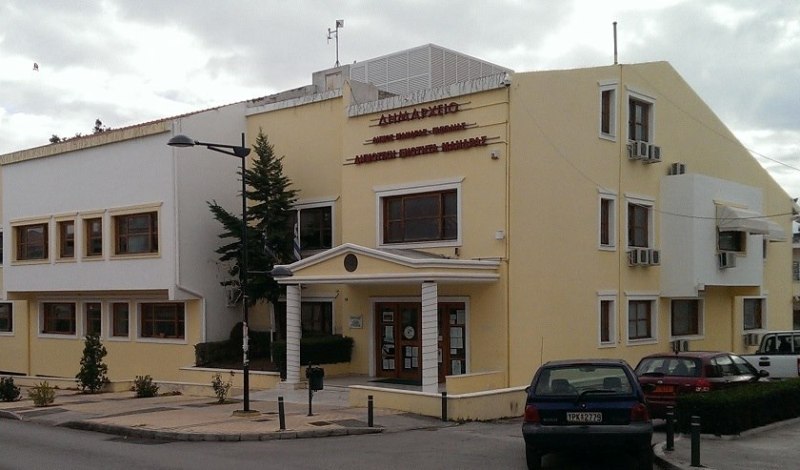 Ανεξέλεγκτες καταστάσεις στο δημαρχείο Μάνδρας - Χάος και γροθιές (Video) - Media