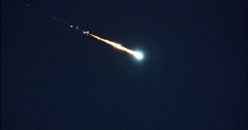 Δέος πάνω από το Χίθροου: Μετεωρίτης πέφτει σε κοντινή απόσταση από τα αεροπλάνα (Video) - Media
