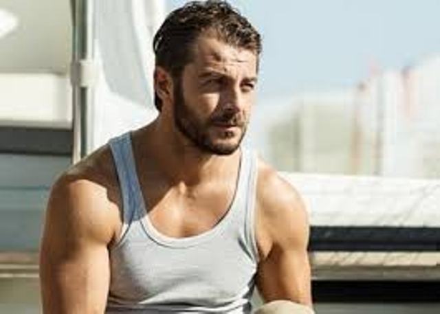 Mπαλωθιές ξυπόλυτος στη Σκιάθο έριξε ο Ντάνος για τον εορτασμό της Παναγιάς (Video) - Media